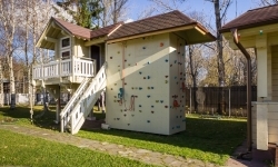 Скалодром и домик для детей